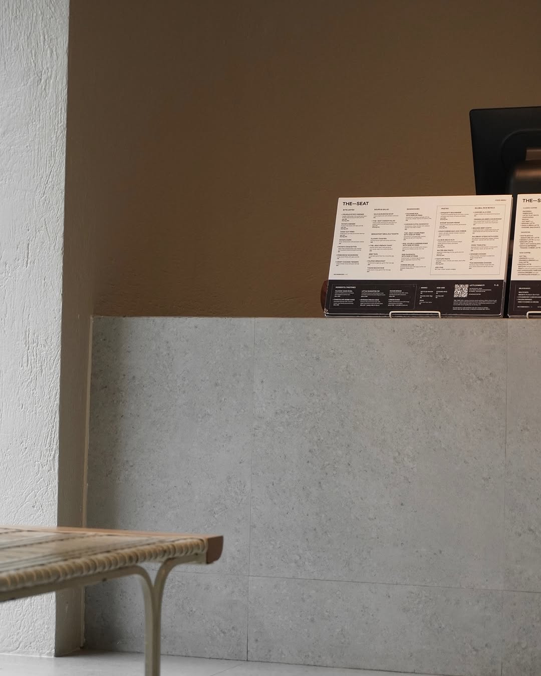 THE—SEAT counter with menu